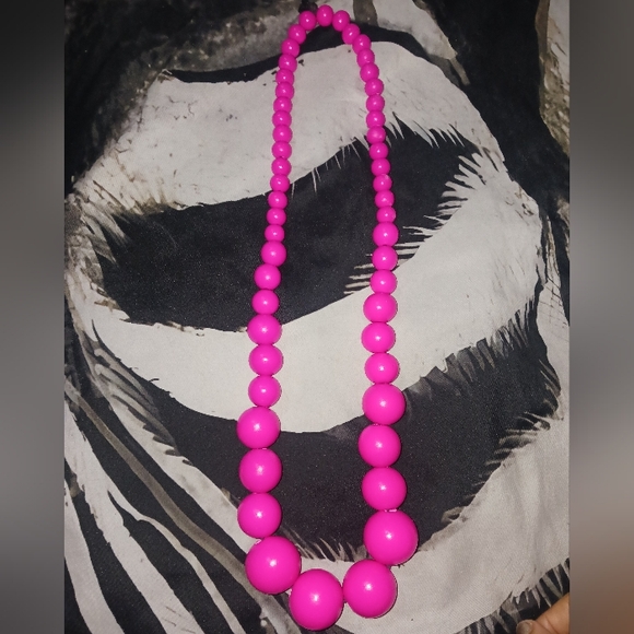 Women Fuschia Pink Wood Balls Elastic Long Necklace - Picture 3 of 4
